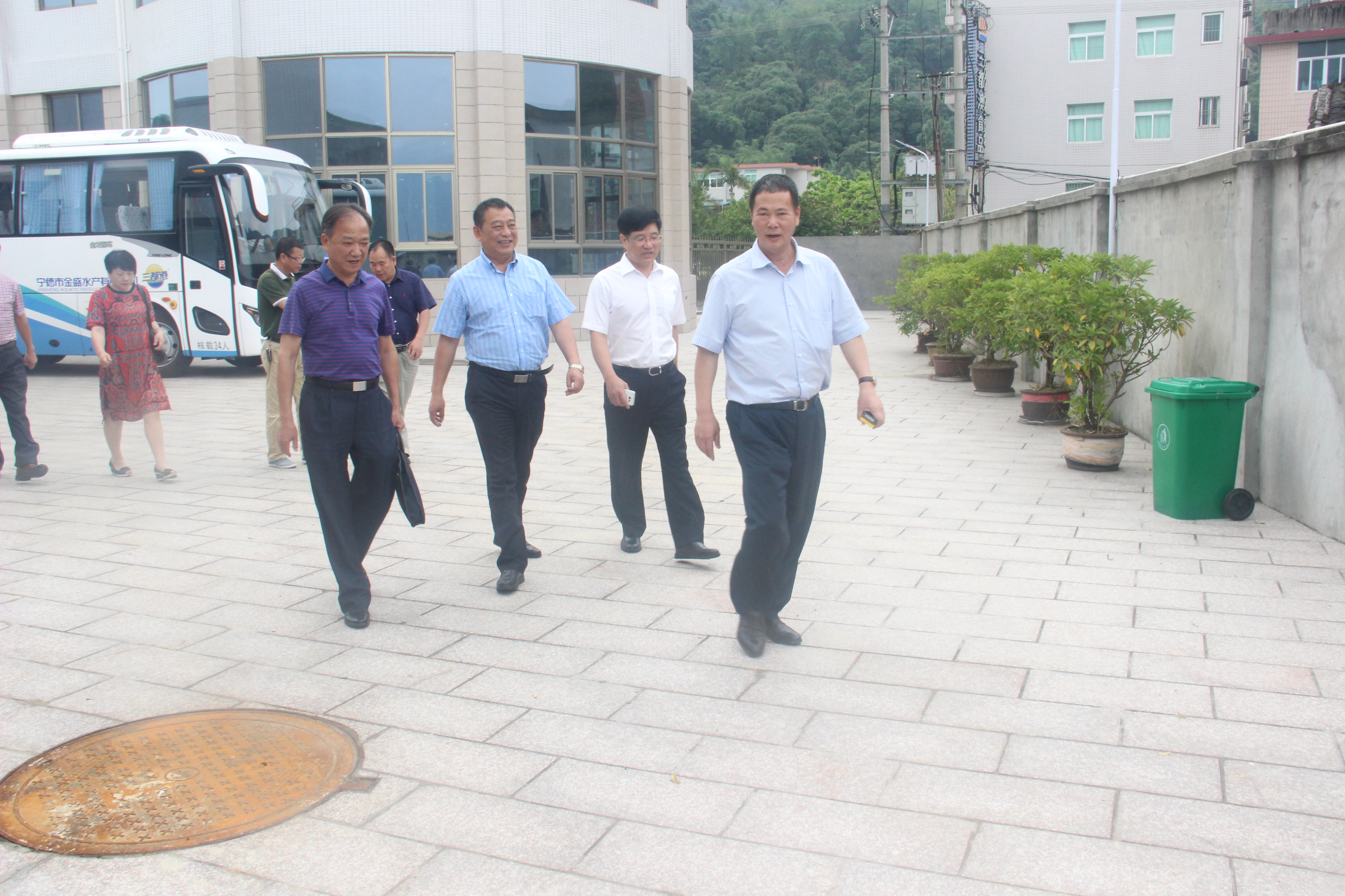 中國漁業(yè)協(xié)會會長趙興武，省海洋與漁業(yè)廳原廳長劉修德一行蒞臨三都澳遺傳育種中心檢查指導工作。